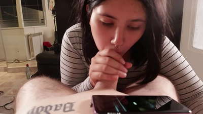 Es kairinu savu pamāte māsu, kamēr viņa skatās Disney [Cum]